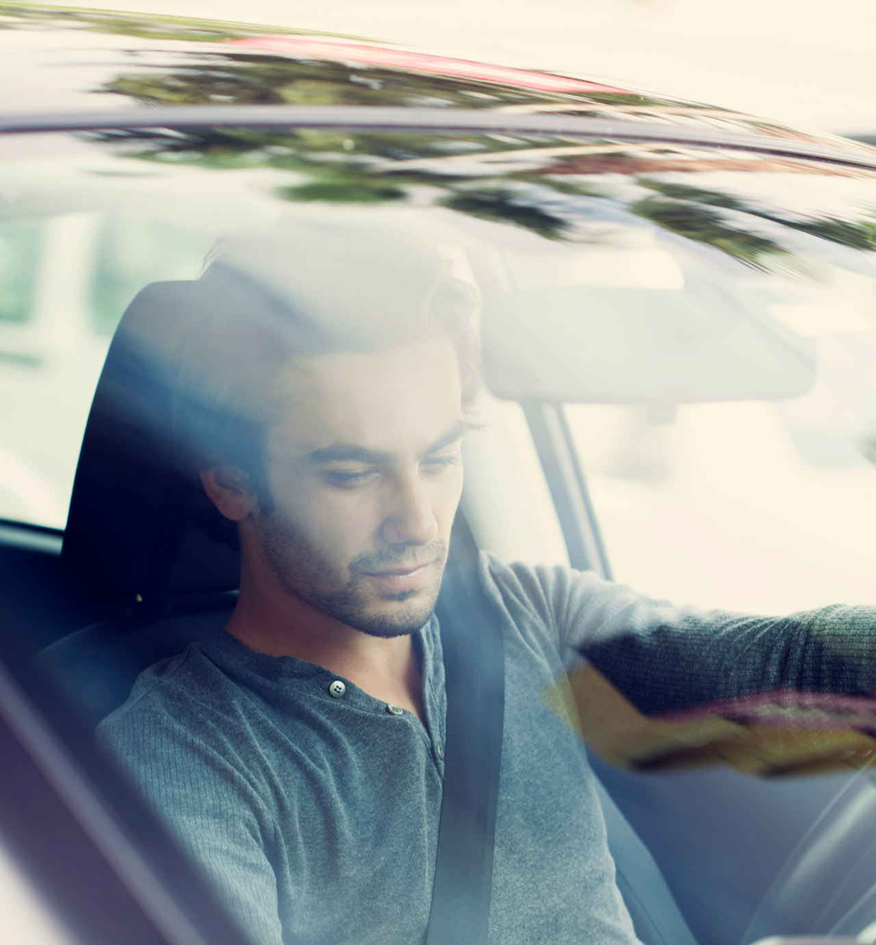 Hombre viendo a través de la ventana desde un carro.