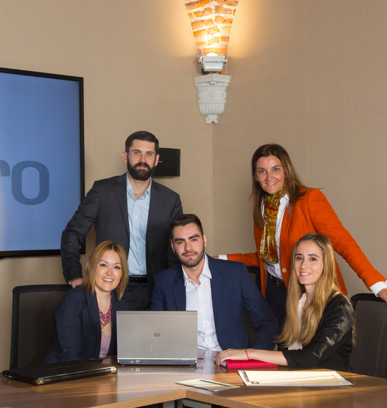 Mujer en oficinas de Vitro.